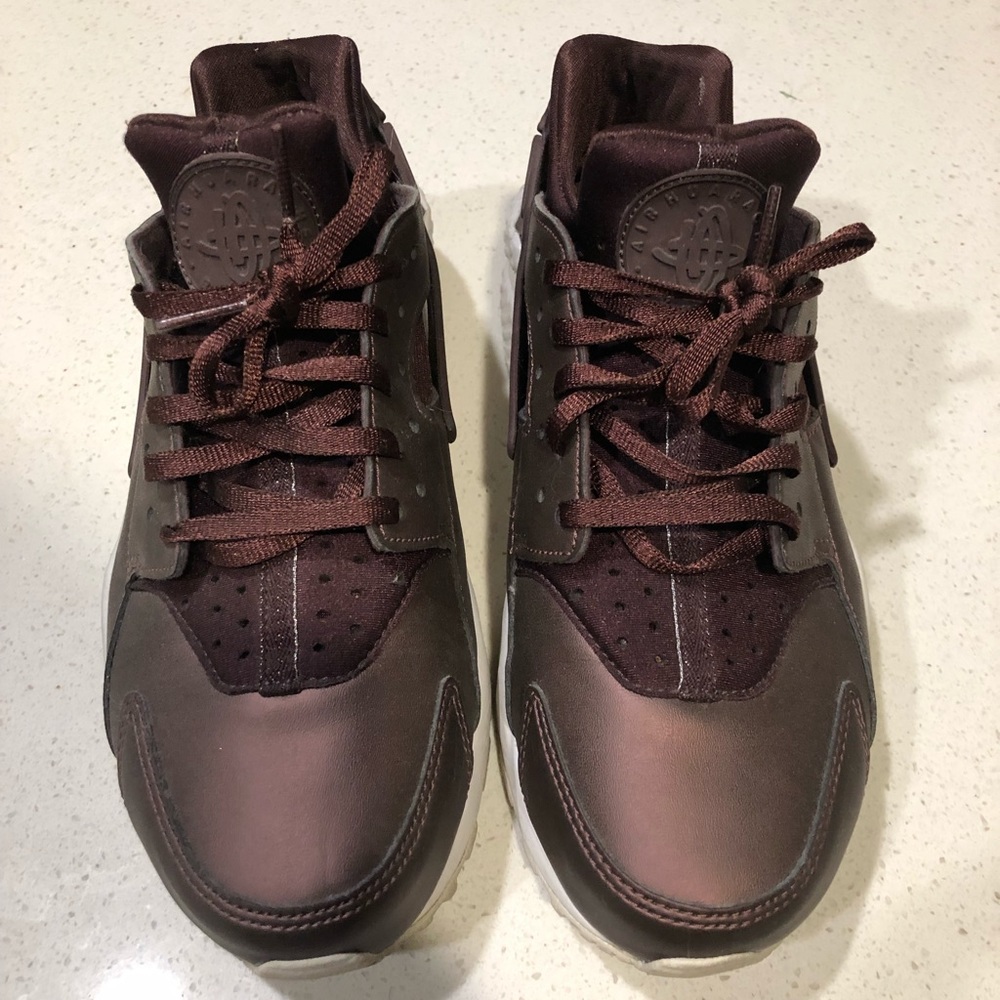 Women’s Nike huarache maroon shoes. Size 8.